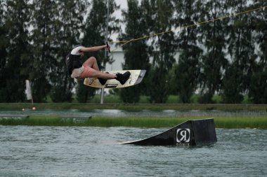 07 Ekim 2018 - Tayland: İnsanlar şehir parkında su üzerinde wakeboard yapıyor