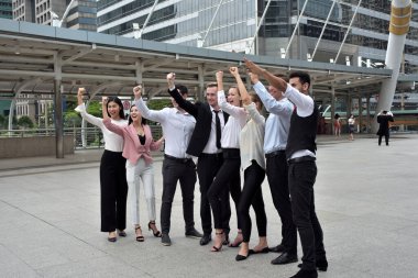 Şehir merkezinde poz veren bir grup iş adamı