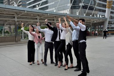 Şehir merkezinde başarılı bir iş ekibi.