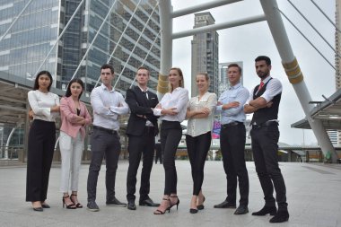 Şehir merkezinde başarılı bir iş ekibi.