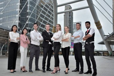 Şehir merkezinde başarılı bir iş ekibi.