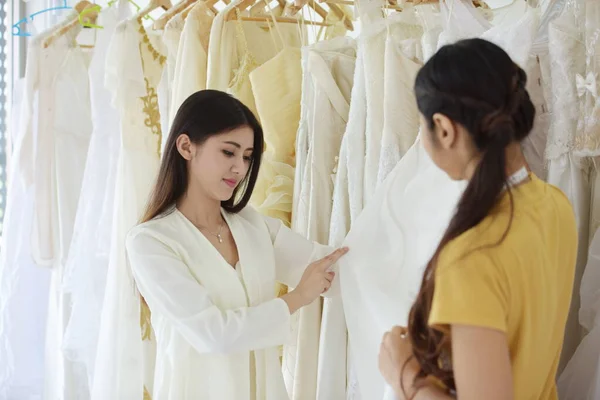 Asian Bride Chooses Wedding Dress Boutique Consultant — Stock Photo, Image