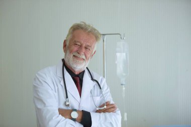 Steteskoplu kıdemli doktor ve bir bardak su.