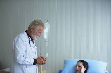 Doktor hastayla ilgileniyor, cesedi kontrol ediyor ve hastanedeki hastayla konuşuyor..