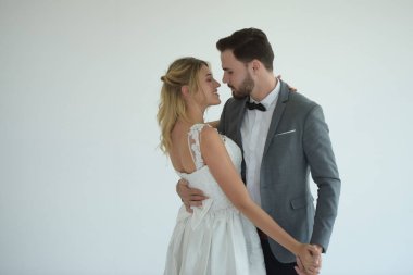 Evlenen çiftler stüdyoda evlenmeye çalıştıklarında mutlu olurlar..