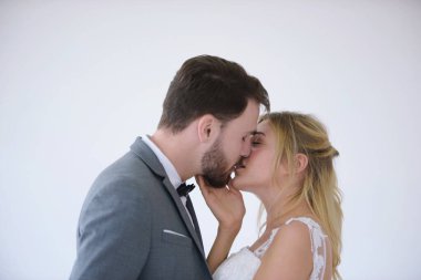 Evlenen çiftler stüdyoda evlenmeye çalıştıklarında mutlu olurlar..