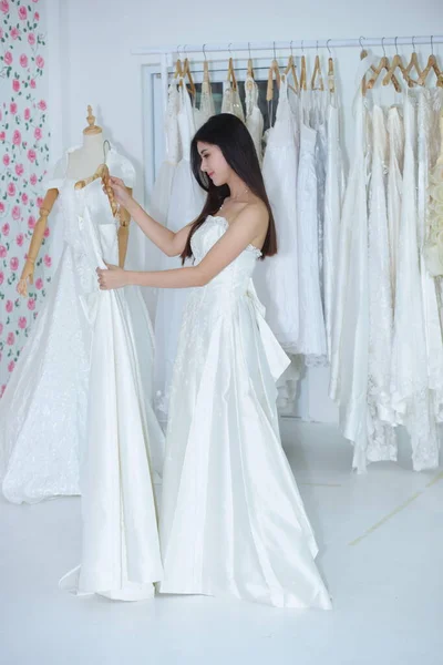 Asian Bride Chooses Wedding Dress Boutique Consultant — Stock Photo, Image