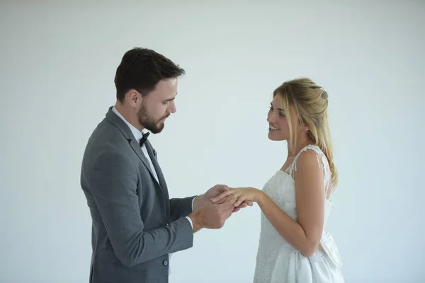 Пара Які Одружуються Щасливі Коли Намагаються Одружитися Студії — стокове фото