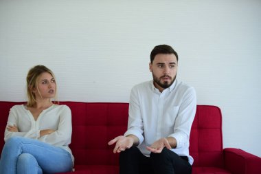 Farklı jestleri olan çiftlerin fotoğrafları.