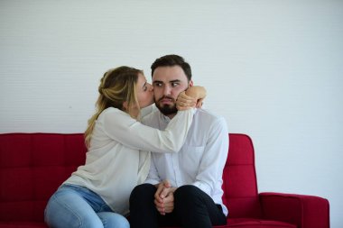 Farklı jestleri olan çiftlerin fotoğrafları.