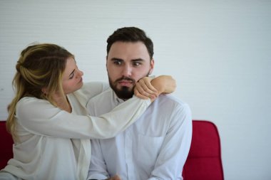 Farklı jestleri olan çiftlerin fotoğrafları.