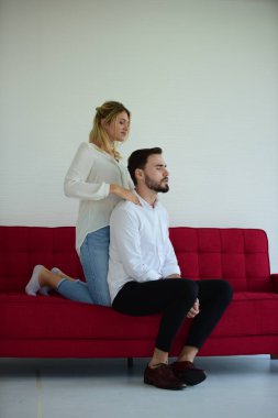 Farklı jestleri olan çiftlerin fotoğrafları.