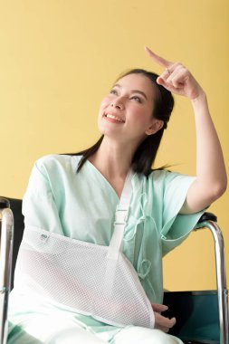 Hastanedeki iyileşme odasında güzel bir genç hasta tatlı bir gülümseme yolluyor..