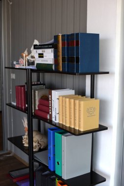 Bilimadamları bilim laboratuarlarında çalışıyor. Kovid19 için mikroskop araştırması yapan genç bir bilim adamı ve bilim adamının yakın çekimi..