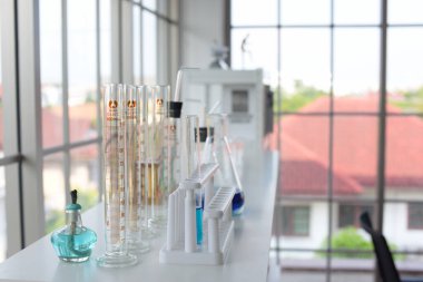 Bilimadamları bilim laboratuarlarında çalışıyor. Kovid19 için mikroskop araştırması yapan genç bir bilim adamı ve bilim adamının yakın çekimi..