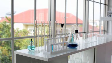 Bilim insanları viral hastalıkların tedavisi için aşı ve ilaç araştırıyor ve üretiyorlar. Kovit 19, laboratuvarda çalışan bilim adamları. 