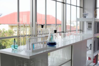 Bilimadamları bilim laboratuarlarında çalışıyor. Kovid19 için mikroskop araştırması yapan genç bir bilim adamı ve bilim adamının yakın çekimi..