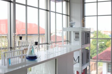 Bilim insanları viral hastalıkların tedavisi için aşı ve ilaç araştırıyor ve üretiyorlar. Kovit 19, laboratuvarda çalışan bilim adamları. 