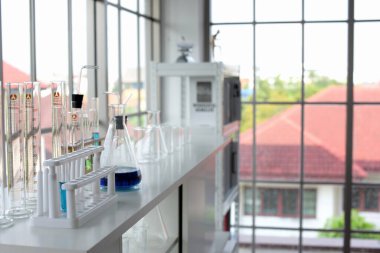 Laboratuvar bardakları ofiste.