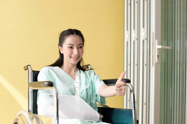 Hastanedeki Iyileşme Odasında Güzel Bir Genç Hasta Tatlı Bir Gülümseme — Stok fotoğraf