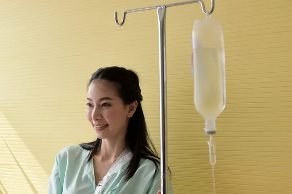 Hermoso Paciente Joven Está Enviando Una Dulce Sonrisa Cuando Sanado —  Fotos de Stock