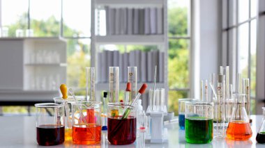 Bilim insanları viral hastalıkların tedavisi için aşı ve ilaç araştırıyor ve üretiyorlar. Kovit 19, laboratuvarda çalışan bilim adamları. 