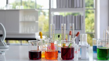 Bilim insanları viral hastalıkların tedavisi için aşı ve ilaç araştırıyor ve üretiyorlar. Kovit 19, laboratuvarda çalışan bilim adamları. 