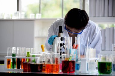 Bilim insanları viral hastalıkların tedavisi için aşı ve ilaç araştırıyor ve üretiyorlar. Kovit 19, laboratuvarda çalışan bilim adamları. 
