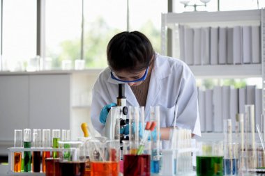 Laboratuvarda çalışan laboratuvar önlüklü bilim adamı