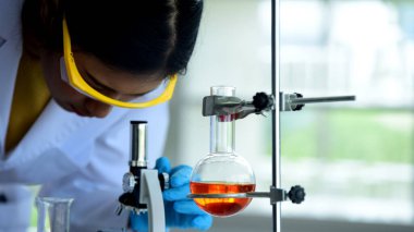 Bilim insanları viral hastalıkların tedavisi için aşı ve ilaç araştırıyor ve üretiyorlar. Kovit 19, laboratuvarda çalışan bilim adamları. 