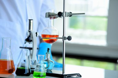 Mikroskop ve pipetli laboratuvar camları.
