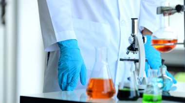 Laboratuvarda çalışan kadın bilim adamı