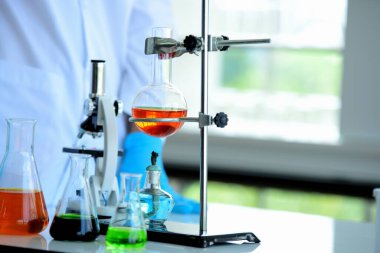 Mikroskop ve pipetli laboratuvar camları.