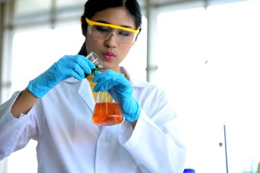 Laboratuvarda çalışan bilim adamları, laboratuvarda mikroskopla araştırma yapan genç bilim adamları, kovid19 için mikrobiyolojik analiz yapan bilim adamları..