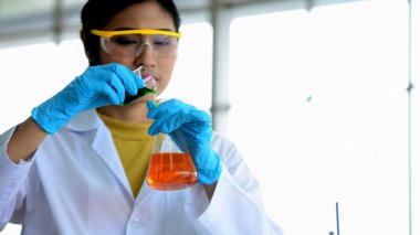 Laboratuvarda çalışan bilim adamları, laboratuvarda mikroskopla araştırma yapan genç bilim adamları, kovid19 için mikrobiyolojik analiz yapan bilim adamları..