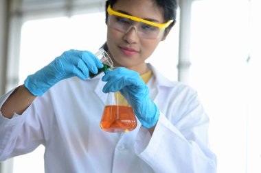 Laboratuvarda çalışan bilim adamları, laboratuvarda mikroskopla araştırma yapan genç bilim adamları, kovid19 için mikrobiyolojik analiz yapan bilim adamları..