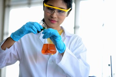 Laboratuvarda çalışan bilim adamları, laboratuvarda mikroskopla araştırma yapan genç bilim adamları, kovid19 için mikrobiyolojik analiz yapan bilim adamları..