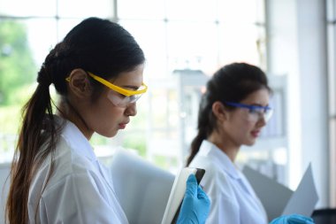 Laboratuvardaki Asyalı kadın bilim adamı.