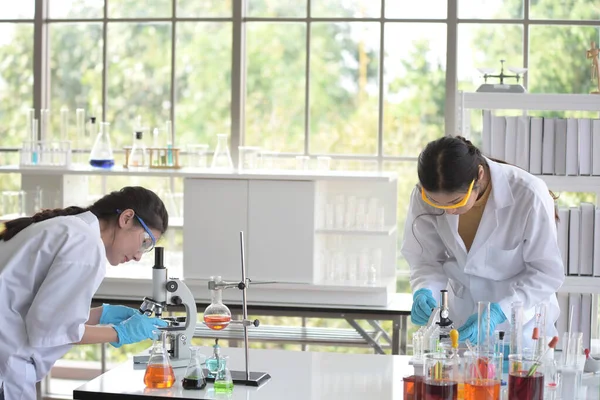 Dois Cientistas Que Trabalham Laboratório — Fotografia de Stock