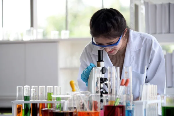 Cientistas Estão Trabalhando Laboratórios Ciência Close Cientista Jovem Cientista Olhando — Fotografia de Stock