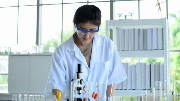 Ung Forskare Laboratorium Som Arbetar Med Kemisk Forskning — Stockfoto