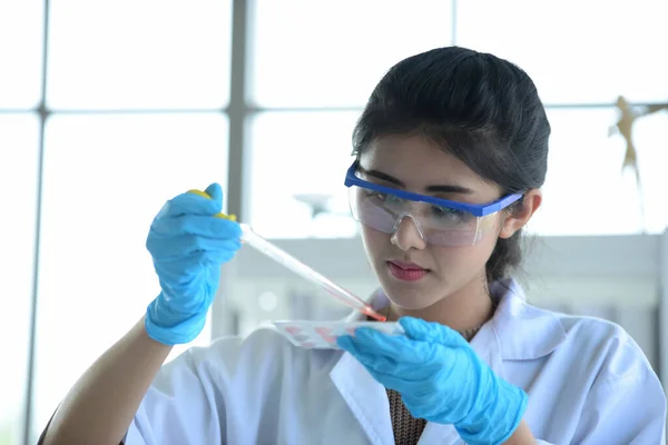 Unga Kvinnliga Forskare Experimenterar Med Vetenskap Labbet Asiatisk Forskare Som — Stockfoto