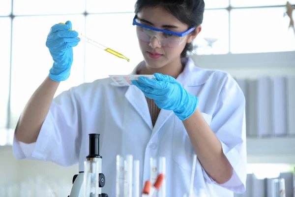 Unga Kvinnliga Forskare Experimenterar Med Vetenskap Labbet Asiatisk Forskare Som — Stockfoto