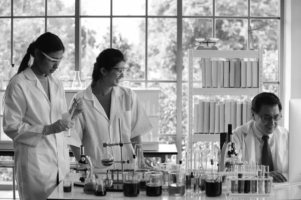 Deux Jeunes Femmes Scientifiques Laboratoire Travaillant Ensemble — Photo