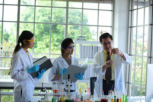 Grupo Cientistas Que Trabalham Laboratório — Fotografia de Stock