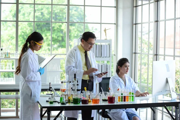 Grupo Cientistas Que Trabalham Laboratório — Fotografia de Stock