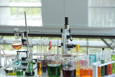 Test tüpleri ve pipetle laboratuvar bardakları.