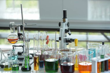 Mikroskop ve pipetli laboratuvar camları.