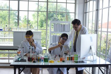 Laboratuvarda çalışan bir grup bilim adamı