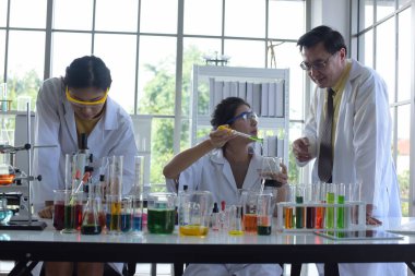 Laboratuvarda çalışan iki bilim adamı